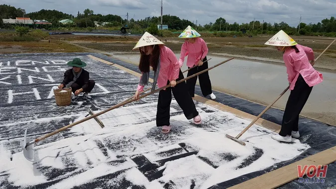 Sinh viên Lào, Campuchia với “Một ngày làm nông dân”