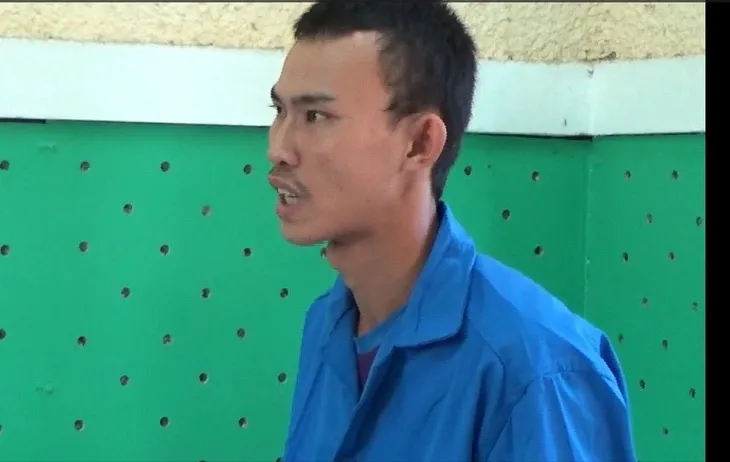 Cha dượng dùng ruột xe tẩm dầu hỏa đốt con riêng của vợ