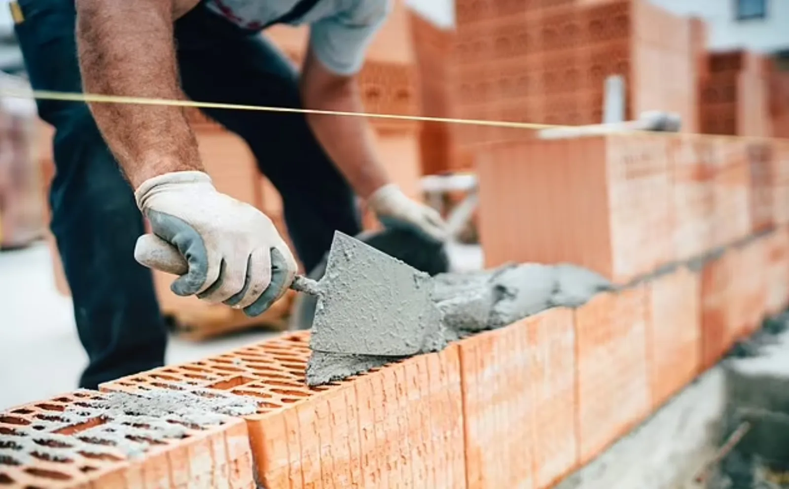 Anh nới lỏng thị thực để thu hút công nhân xây dựng nước ngoài