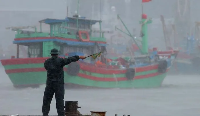 2 tàu cá bị chìm, hơn 100 ngôi nhà hư hại... do bão số 1