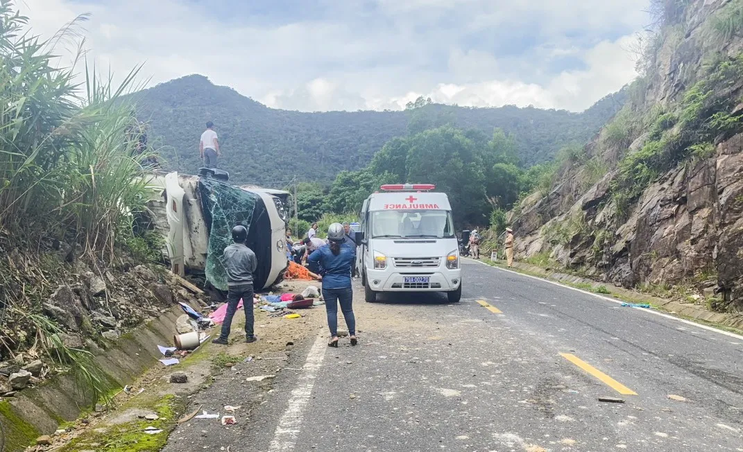 Lật xe trên đèo Khánh Lê: 4 người chết, nhiều người bị thương là du khách Trung Quốc