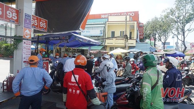 Giá xăng tăng thêm từ 1.220 đến 1.300 đồng/lít