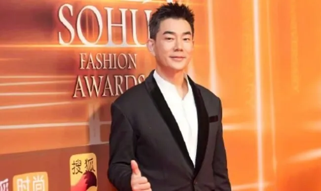 Hành động đẹp của Nhậm Hiền Tề đối với người mẹ có con nhỏ tại sân bay