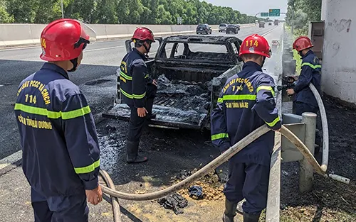 Khói bốc cao khi chiếc ô tô bán tải cháy rụi trên cao tốc