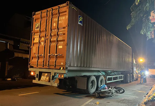 11 giờ đêm người đàn ông tử vong dưới gầm xe container