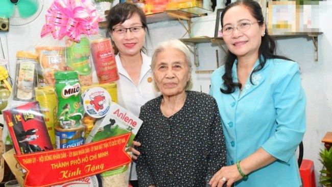 Lãnh đạo TPHCM thăm gia đình chính sách tiêu biểu