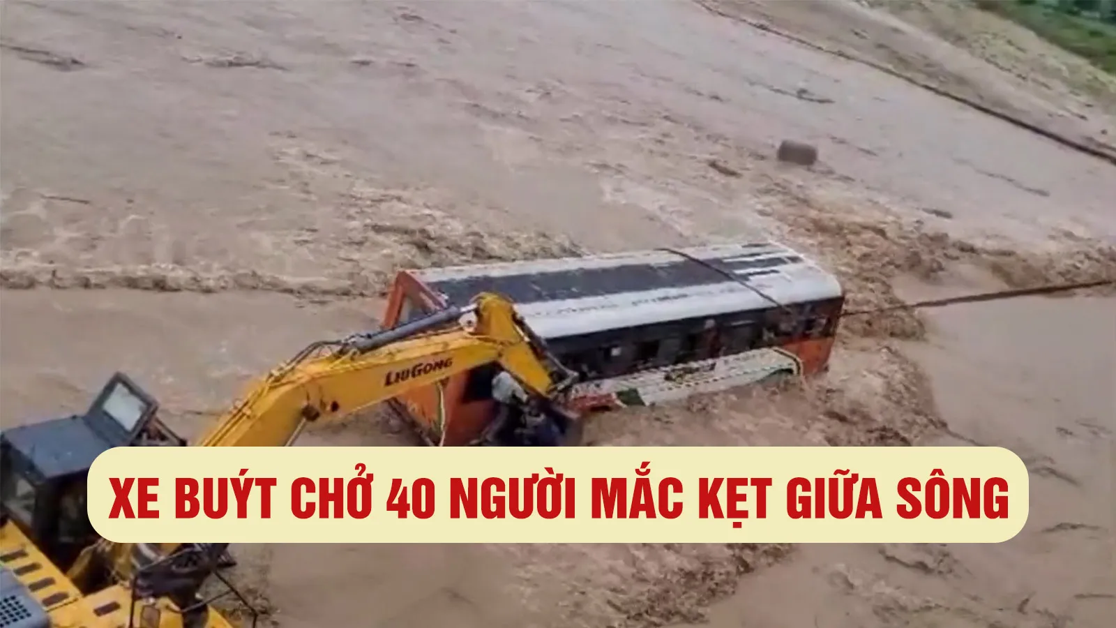 Xe buýt chở 40 hành khách bị mắc kẹt giữa dòng nước lũ