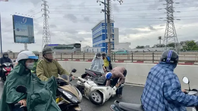 Hàng chục xe máy trượt ngã sõng soài trên cầu Sài Gòn
