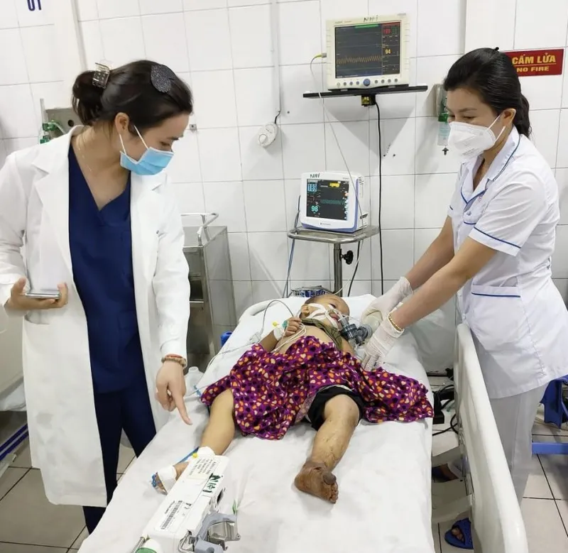 Bé trai nguy kịch do người nhà dùng lá thuốc đắp vào vết rắn hổ cắn