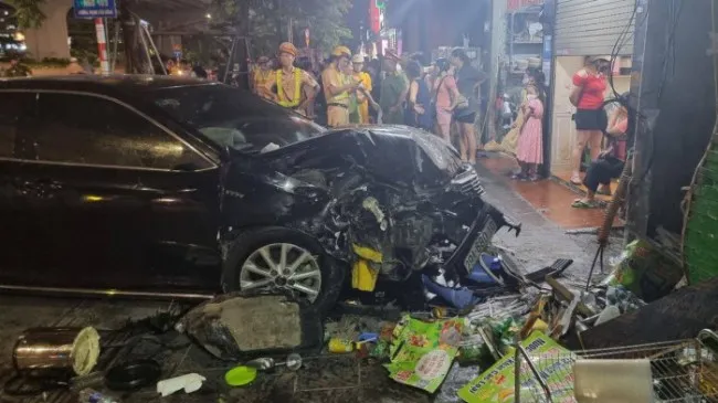 “Xế hộp” lao thẳng lên vỉa hè, khiến 3 người thương vong