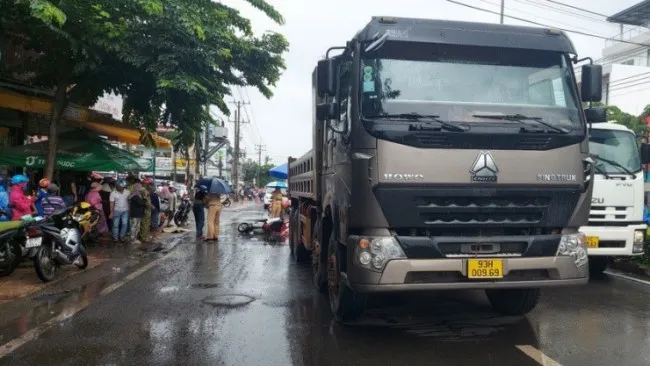 Bé trai 8 tuổi tử vong dưới gầm xe ben