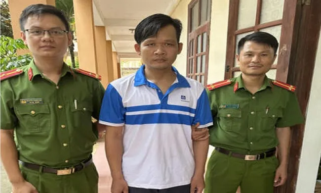 Bắt kẻ tạt axit vợ trước mặt công an