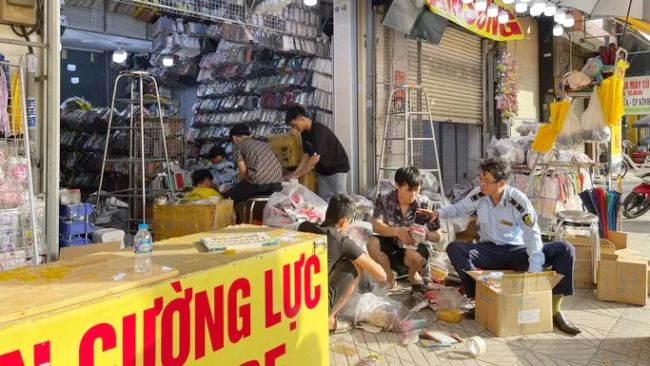 TPHCM: Thu giữ hàng chục ngàn phụ kiện điện thoại nhập lậu