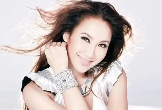 Tang lễ Coco Lee tổ chức tại Hồng Kông, bầu trời Sydney xuất hiện dòng chữ Coco Lee