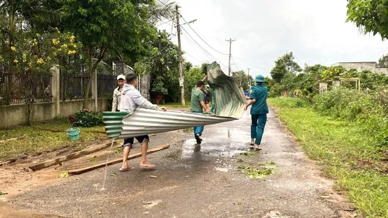 Điểm tin chiều 31/7: Mưa, dông lốc làm 13 người bị thương | Thị trường bất động sản vẫn trầm lắng