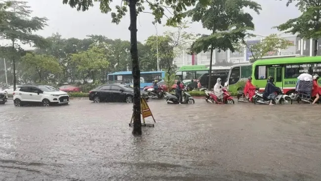 Đường phố Hà Nội mênh mông nước do mưa lớn