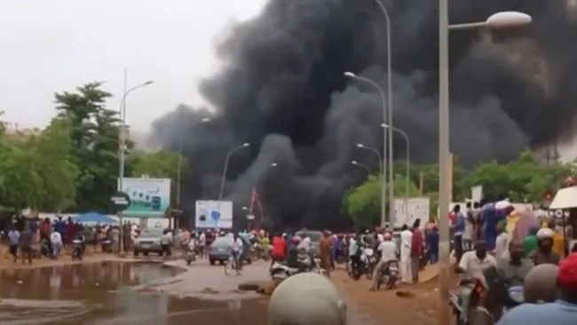 Pháp tuyên bố đình chỉ viện trợ cho Burkina Faso