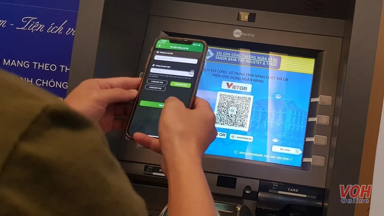 8 ngân hàng đầu tiên mở dịch vụ rút tiền không cần thẻ ATM
