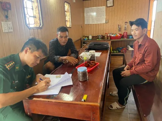 Quảng Ngãi: Tàu cá chìm sau va chạm tàu hàng, 3 ngư dân thoát nạn