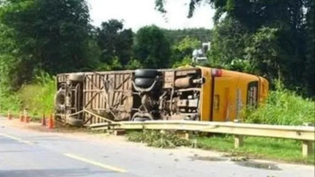 Xe khách tông xe máy rồi lật nghiêng, 5 người thương vong