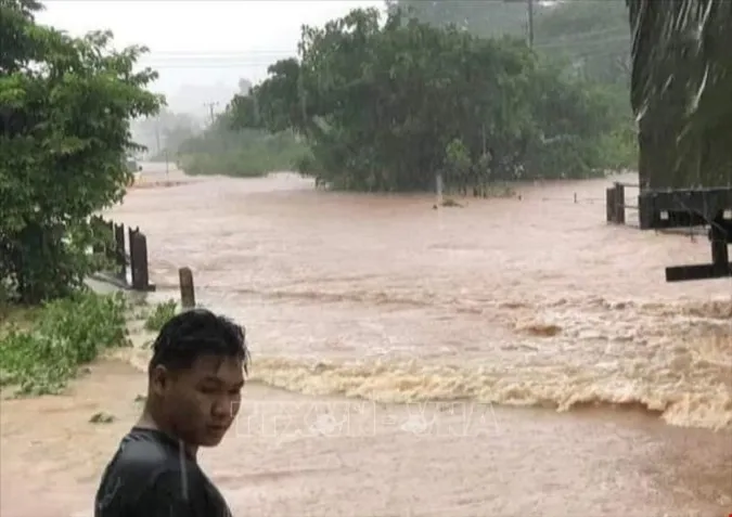 Lào: Tiếp tục tìm kiếm một tài xế người Việt mất tích sau vụ lở đất
