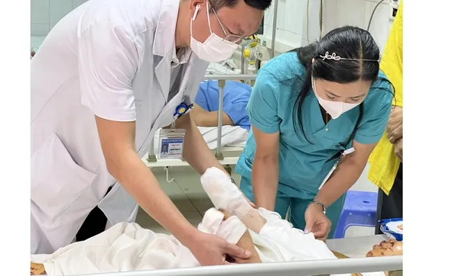 Nổ điện thoại khi sạc pin, bệnh nhân bị đa chấn thương nguy hiểm