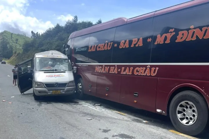 Sa Pa: Hai xe khách tông nhau, 13 người bị thương