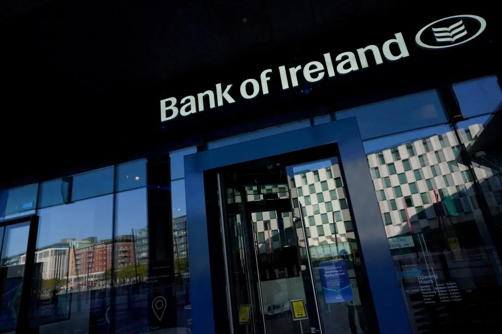 Khách hàng của Bank of Ireland có thể rút hàng ngàn đô la dù tài khoản trống không