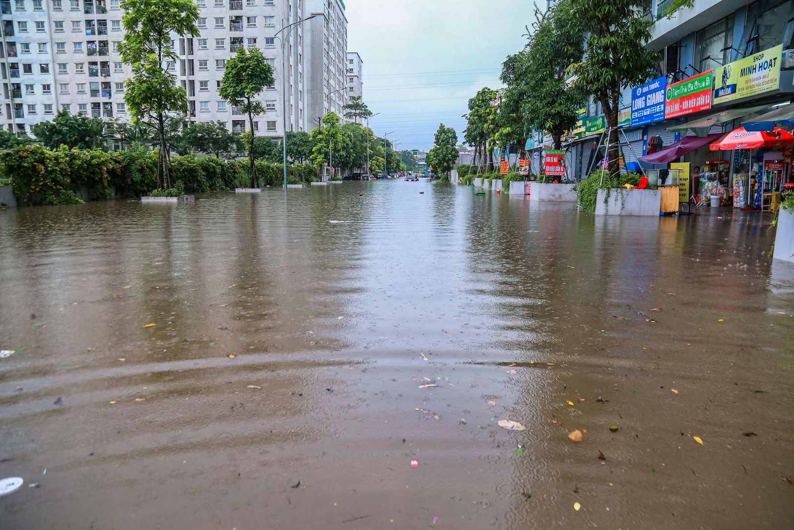 Sáng nay, Hà Nội ngập trong nước sau cơn mưa lớn