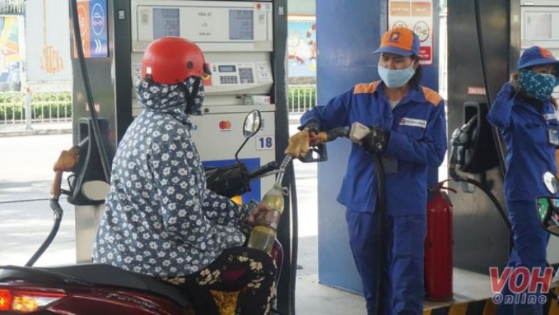 Giá xăng RON 95 vượt ngưỡng 24.000 đồng/lít