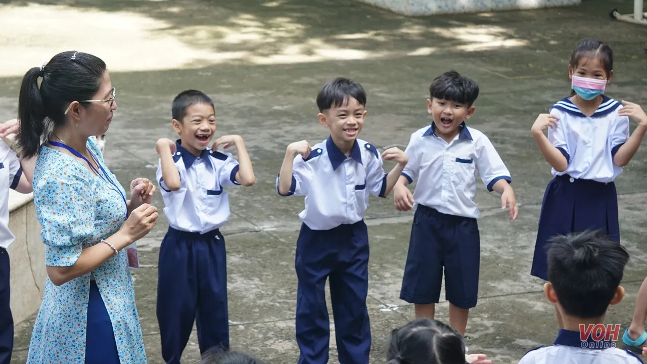 Sáng nay, học sinh lớp 1 tại TPHCM rộn rã tựu trường