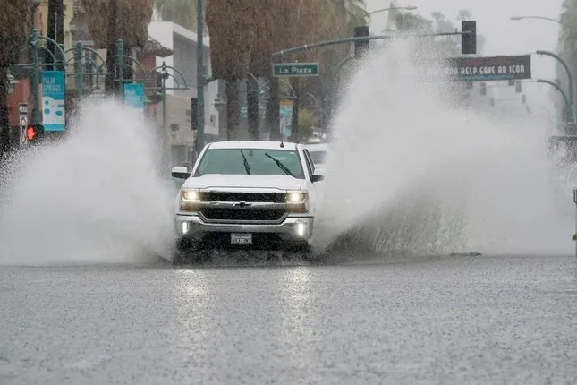 Mỹ: Bão Hilary và động đất cùng xuất hiện, bang California đón thiên tai kép