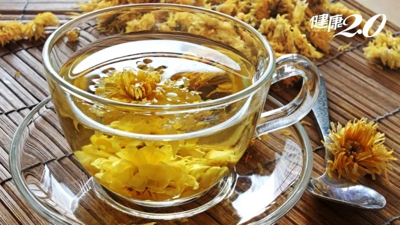 Công dụng của trà hoa cúc vàng và hoa cúc trắng