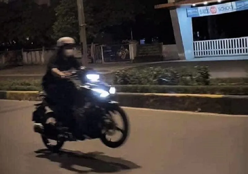 Quảng Trị: Cô gái 21 tuổi bốc đầu xe máy trên đường bị xử phạt