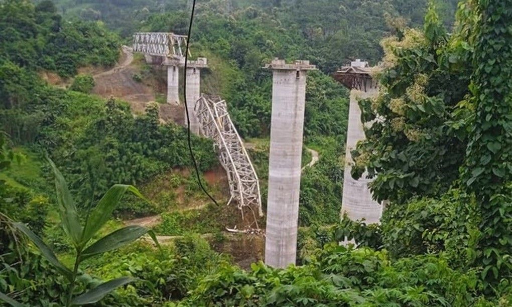 Sập cầu đường sắt đang thi công tại Ấn Độ, ít nhất 26 người chết