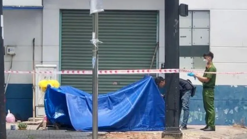 TPHCM: Một người chết bất thường trên vỉa hè quận 10