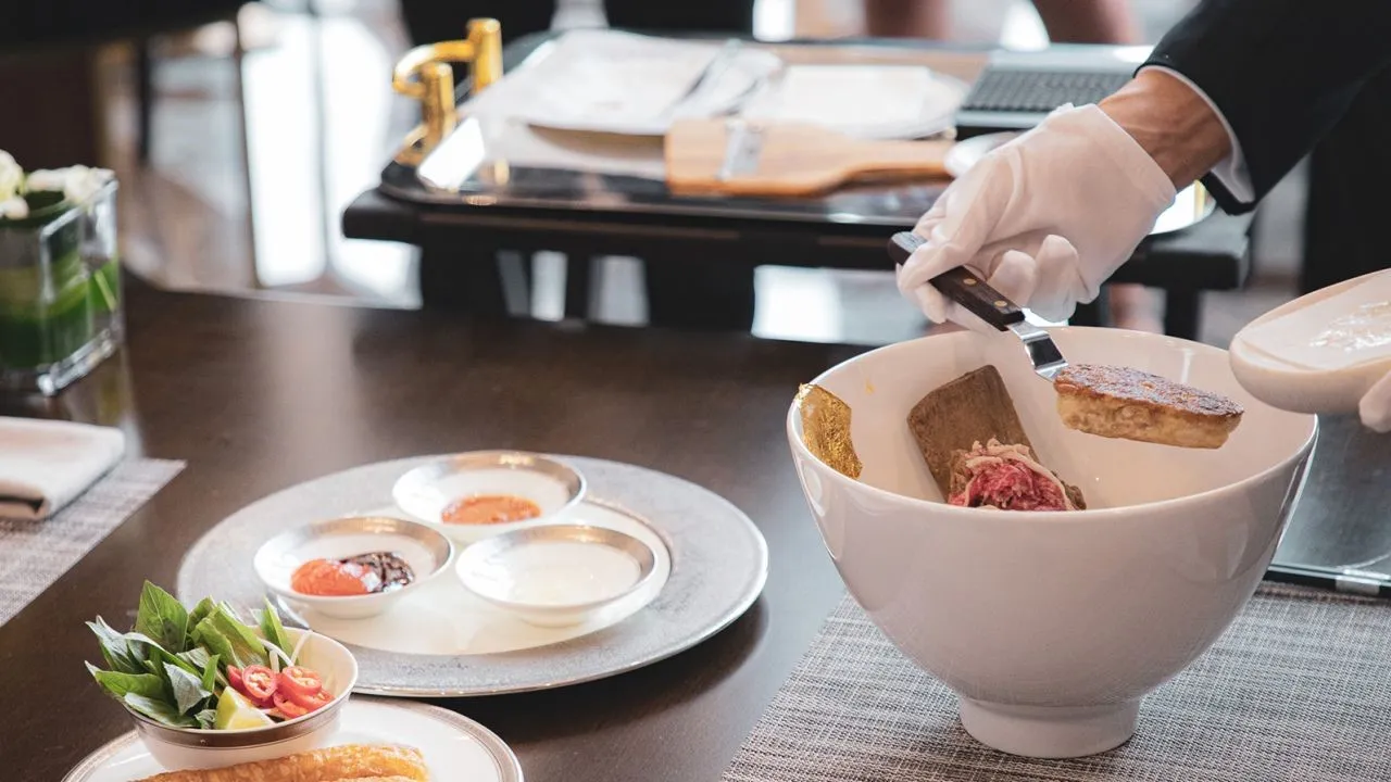Tô phở đắt nhất Việt Nam giá 170 USD có vàng lá, thịt bò wagyu, gan ngỗng