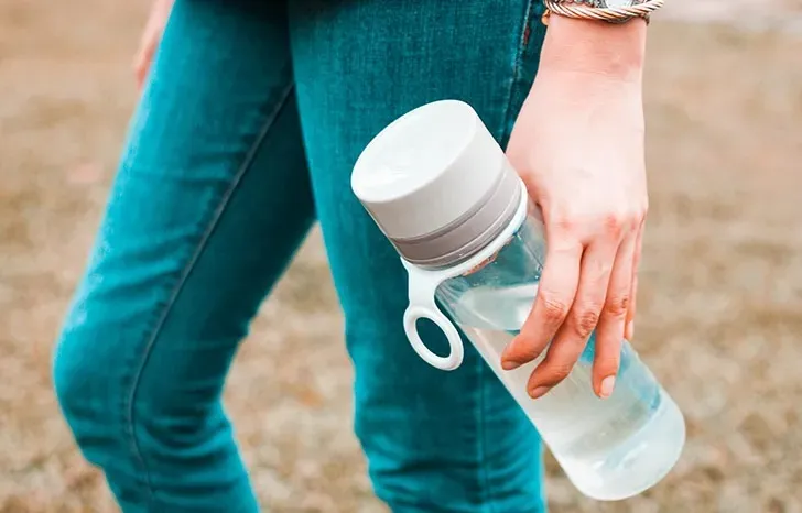 Bạn nên làm sạch bình đựng nước bao lâu một lần?