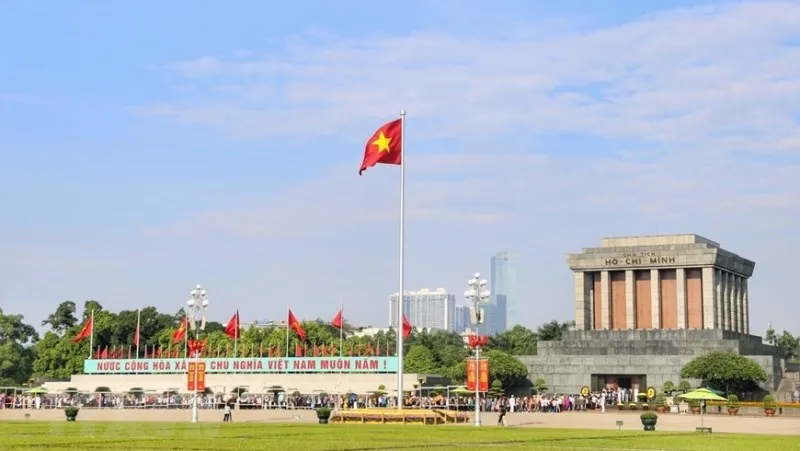 Hàng ngàn người dân vào lăng viếng Bác ngày Quốc khánh 2/9