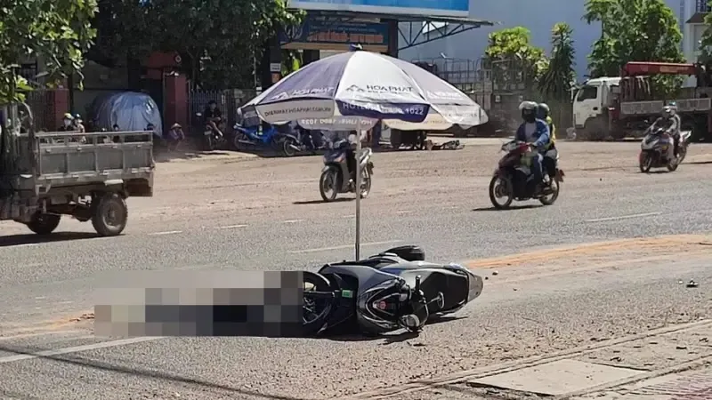 Xe đầu kéo va chạm xe máy, 2 vợ chồng thương vong
