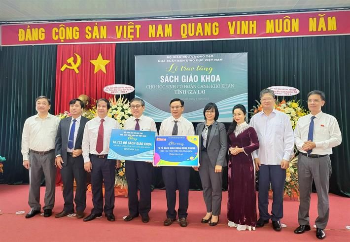 Trao tặng hơn 18.000 bộ sách giáo khoa cho học sinh Gia Lai