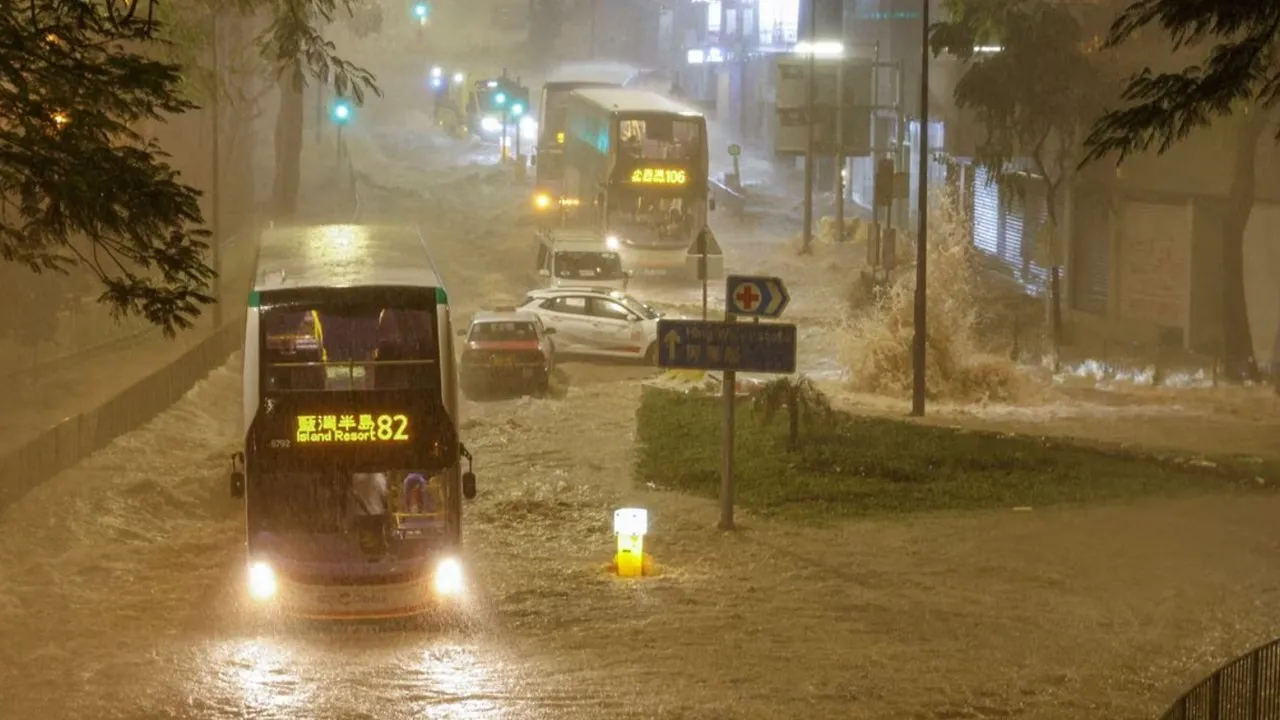 Hồng Kông, Thâm Quyến mưa lớn kỷ lục, ngập cả ga tàu điện, 83 người bị thương