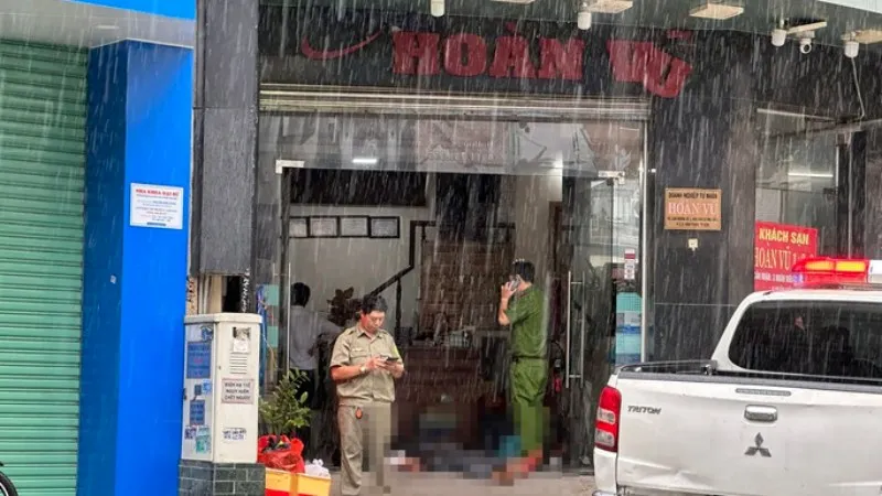 Nam thanh niên người đầy máu gục trước cửa khách sạn