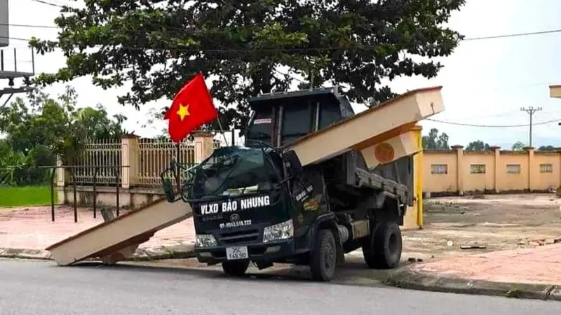 Xe tải kéo sập cổng nhà văn hóa đè 2 người thương vong