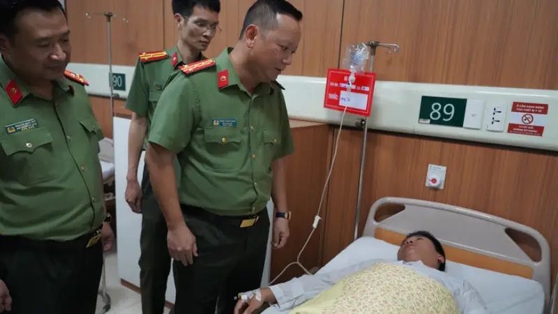 Ngăn chặn vụ đánh ghen, đại úy công an bị đâm