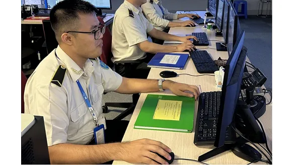 Nữ hành khách bị giữ lại sân bay cầm nhầm ví tiền người khác