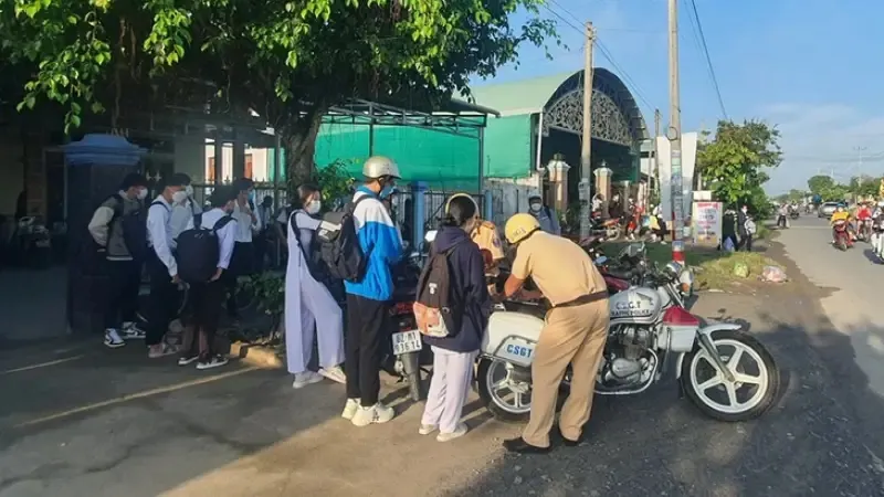 Để con chưa đủ tuổi lái xe máy đi học, phụ huynh cũng bị phạt