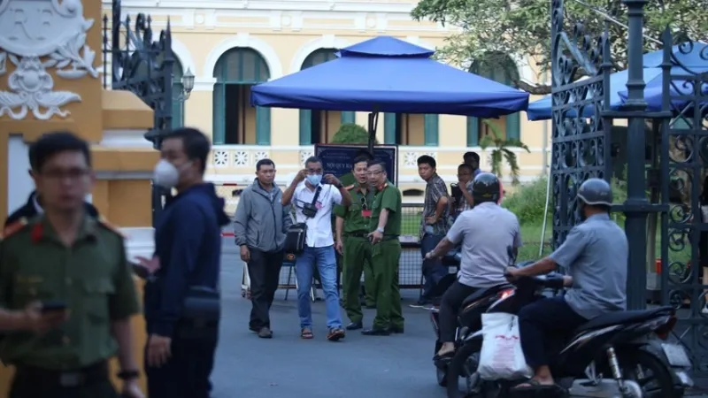 Phiên xét xử bà Nguyễn Phương Hằng: Hàng trăm người tập trung trước cổng tòa