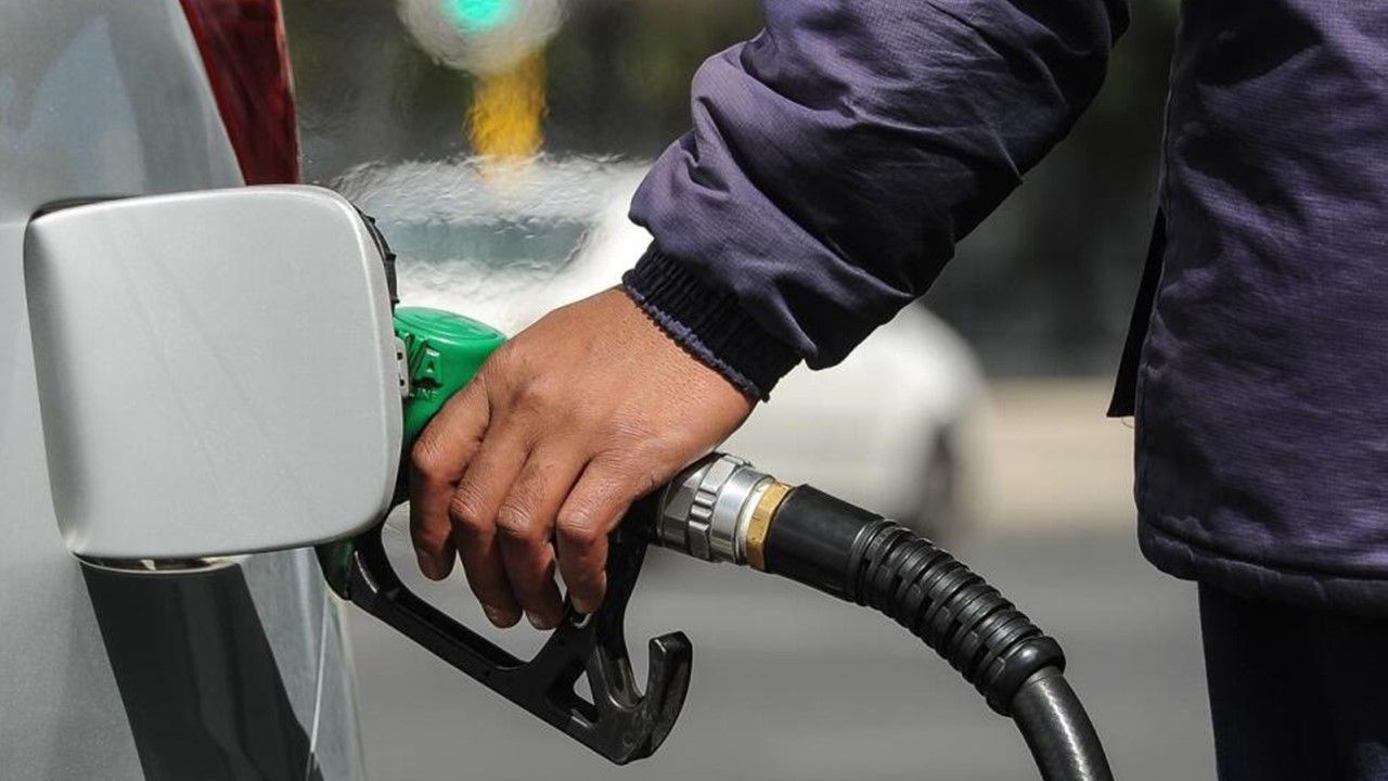 Giá xăng RON 95 tăng mạnh lên gần 26.000 đồng/lít