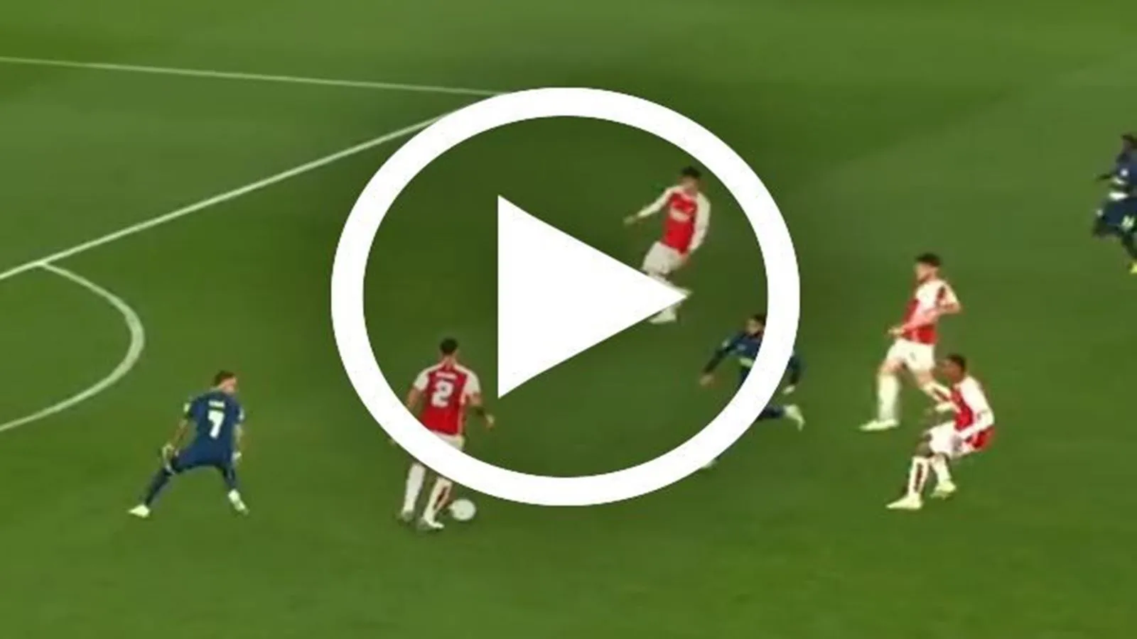 VIDEO: William Saliba đỡ bước 1 dính như “keo”, học lỏm kỹ thuật Messi khiến đối thủ bẽ mặt